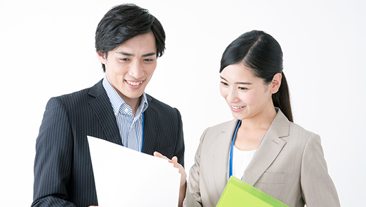 その日に対応するべき案件を部署のメンバーと確認